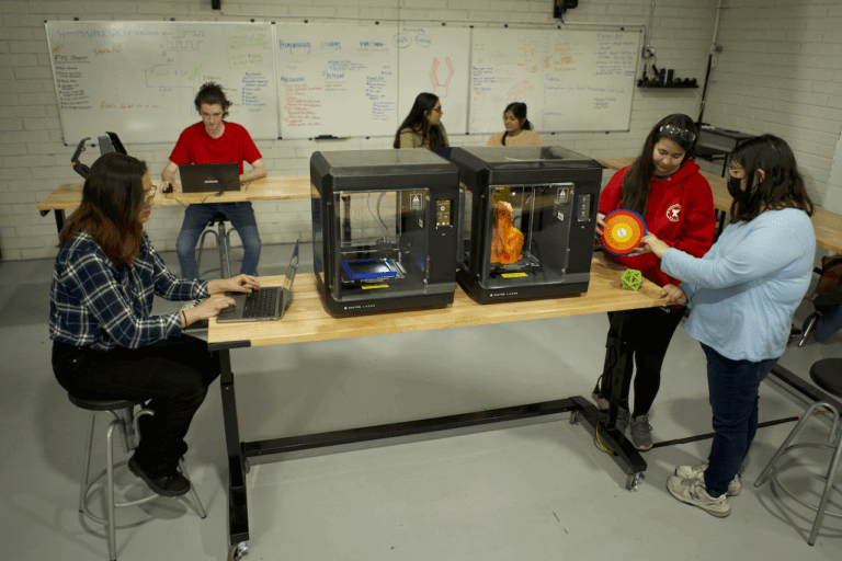 Students at Si Se Puede Foundation STEM centre using MakerBot 3D printers for robotics projects