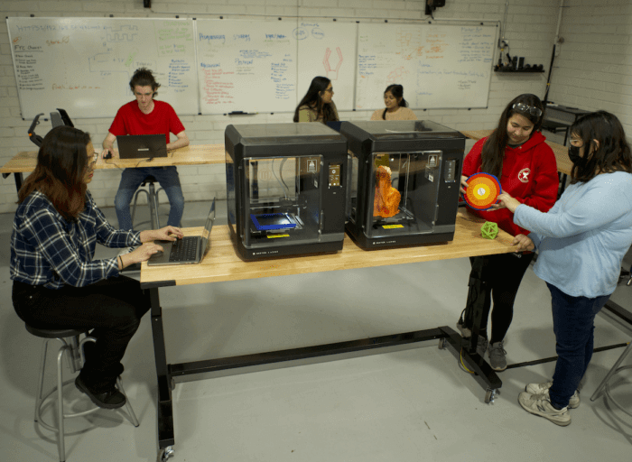 Students at Si Se Puede Foundation STEM centre using MakerBot 3D printers for robotics projects
